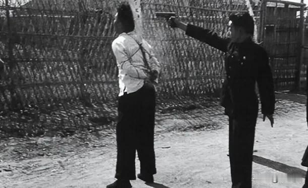 临刑前敌军官突然开口喊同志，1948年高邮越狱惨案，藏着一段鲜为人知的潜伏往事