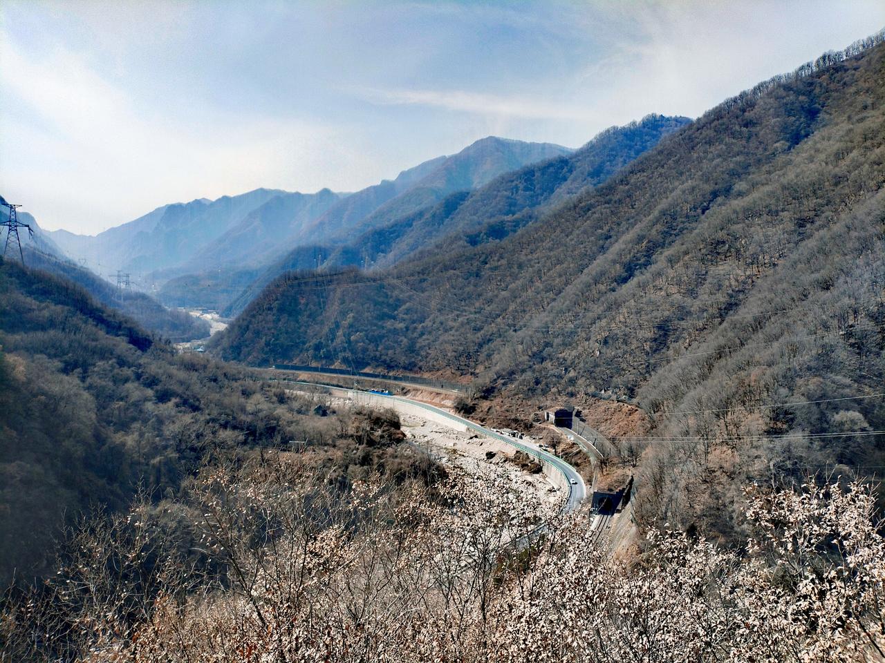 陕西地理拾零之“陈仓故道.大散关隘”。大散关位于陕西省宝鸡市渭滨区境内，渭河一级