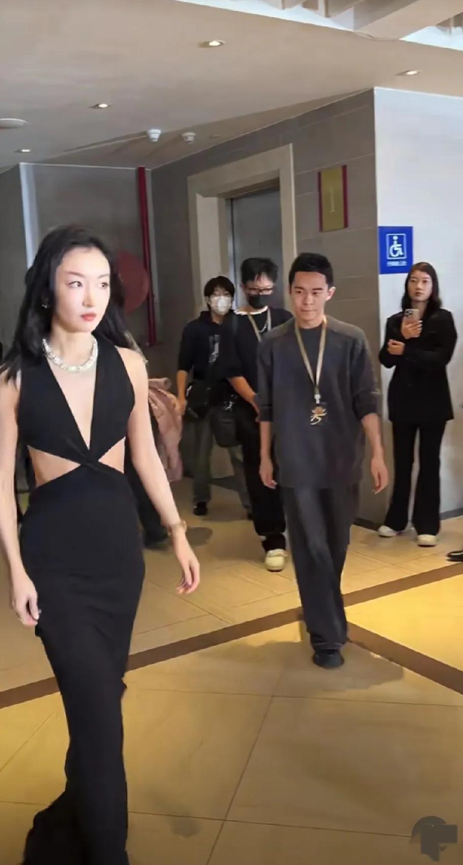 网友说周冬雨前后不分[憨笑]，她现在是想走倪妮路线吗？别人拼了命的凹少女人设，她