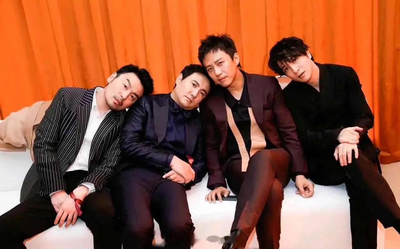 他们四个，光是在那坐着，就已经想笑了[允悲][允悲] ​​​