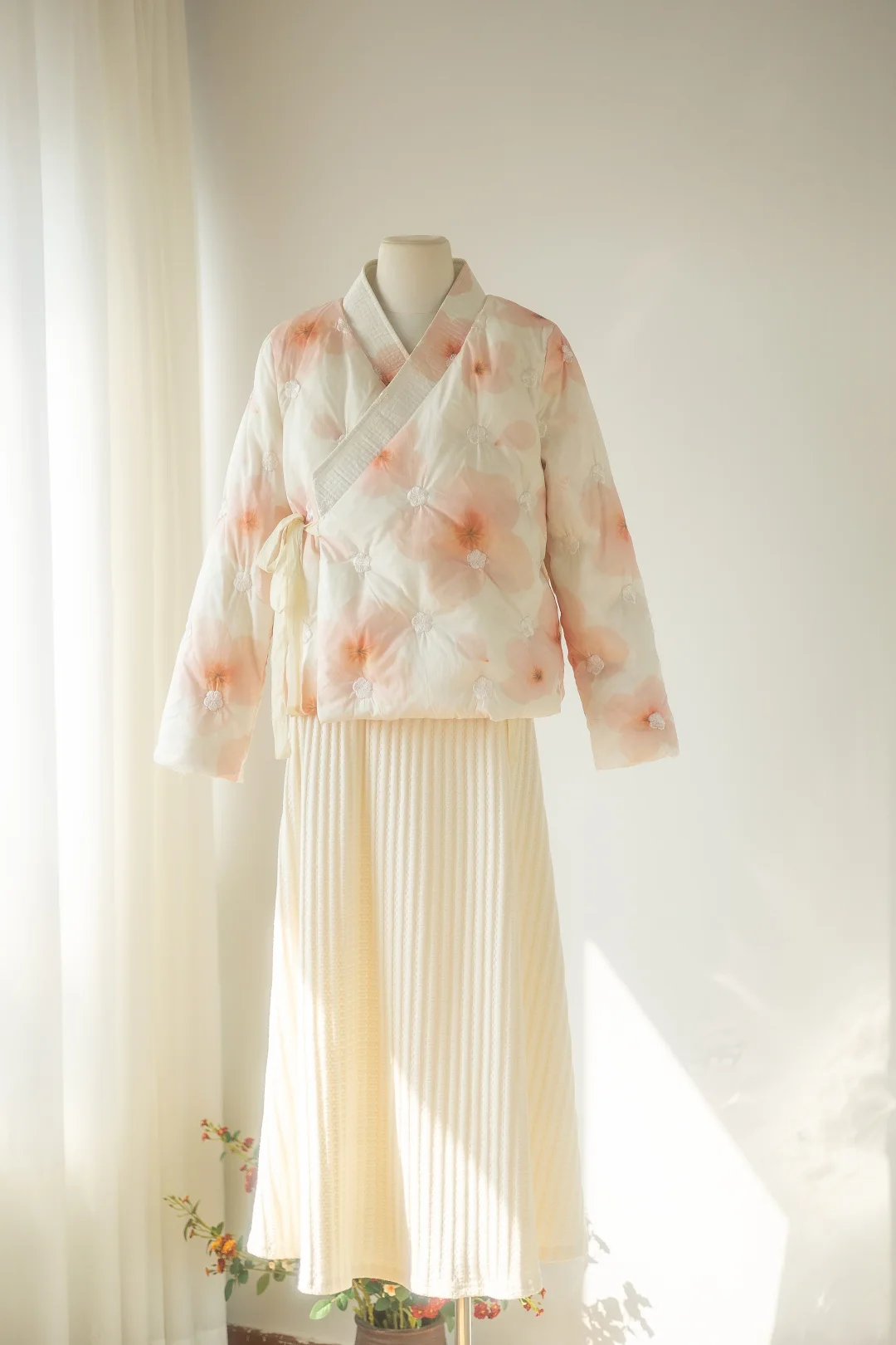 小桃花｜国风绣花羽绒服