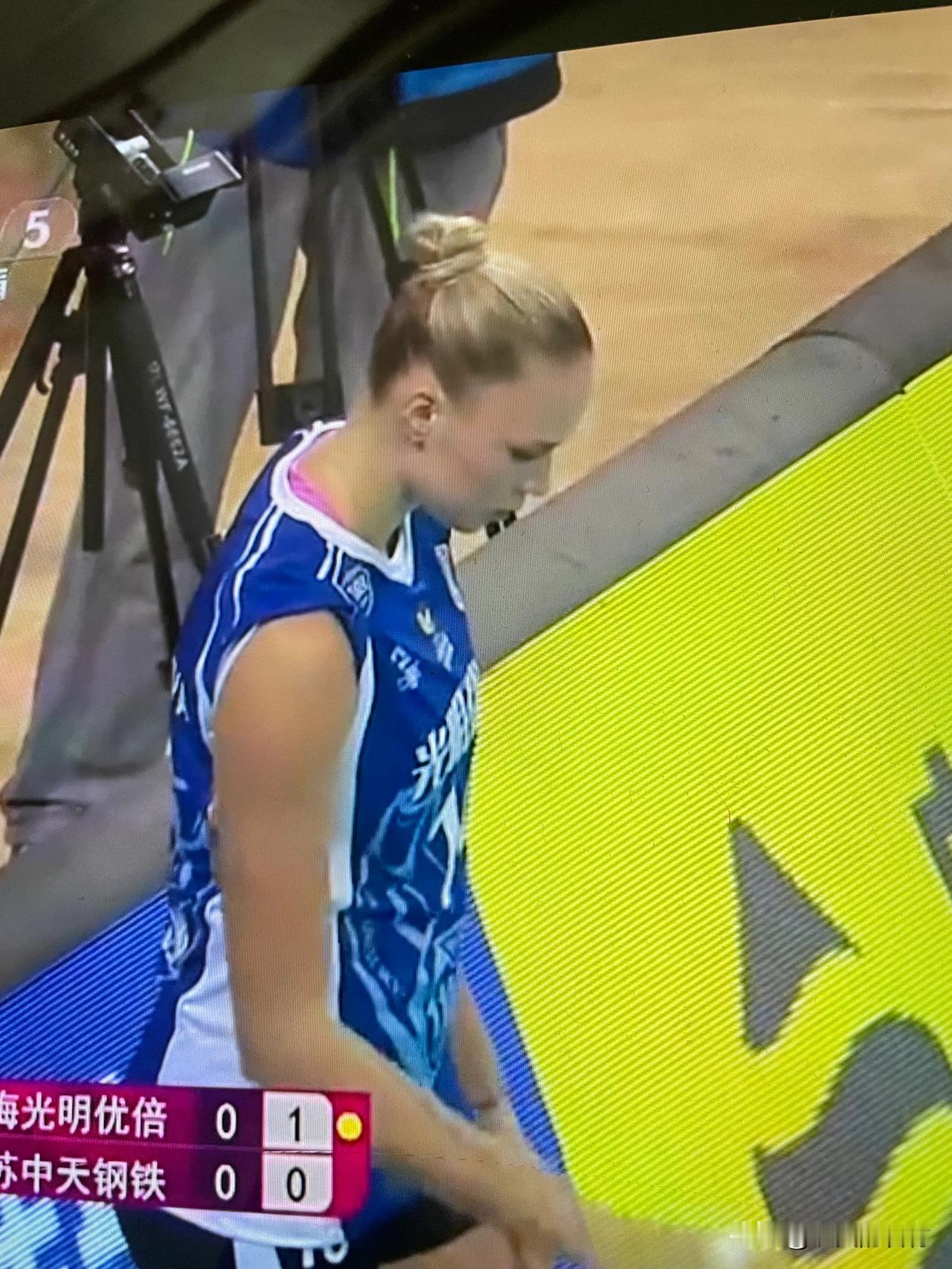 没想到江苏女排替补打上海女排2:0。
中国排超联赛第四轮，12月5日，江苏女排对