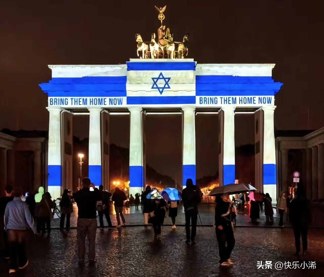 10月7日晚上，德国柏林的勃兰登堡门亮起了以色列国旗的蓝白灯光，在夜色里格外显眼