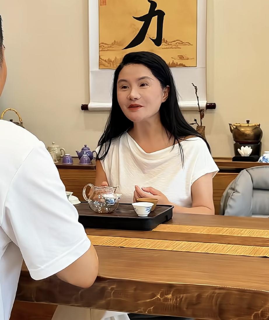林德东自媒体的领路人出现 是开美容院的

5月14日林德东发视频说他已经回到了工