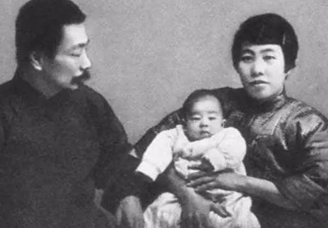 1927年，鲁迅瞒着妻子朱安，与女学生许广平同居怀孕。谁知，鲁迅母亲劝说：“留着