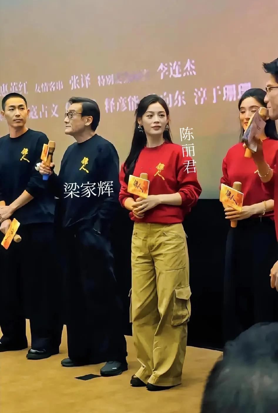 镖人之所以出圈了，是因为有陈丽君。
虽然这剧大咖云集，李连杰年龄大了，拿着宝剑我