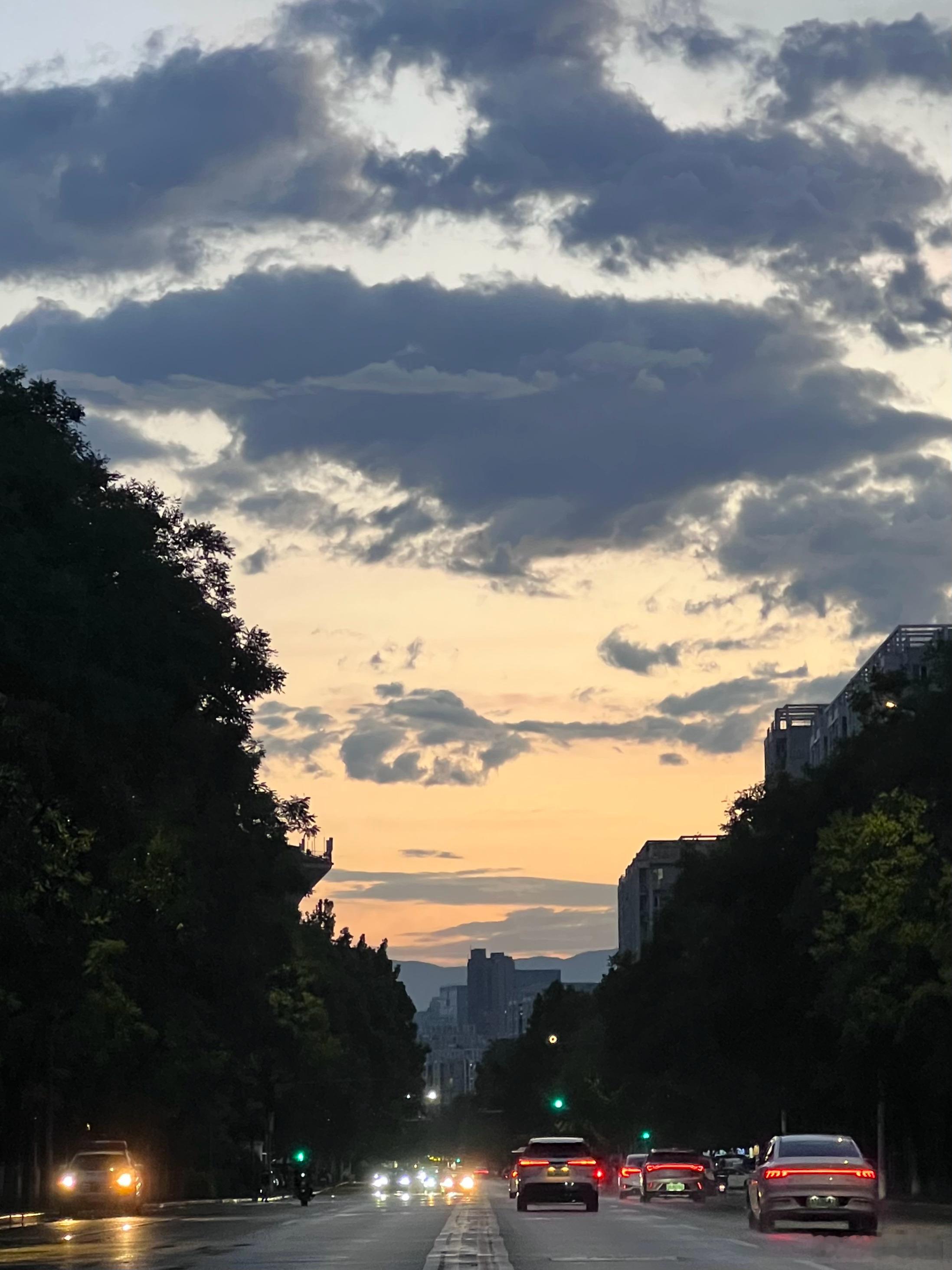 偶尔下雨偶尔晴天今年的人和天气都有点凌乱 