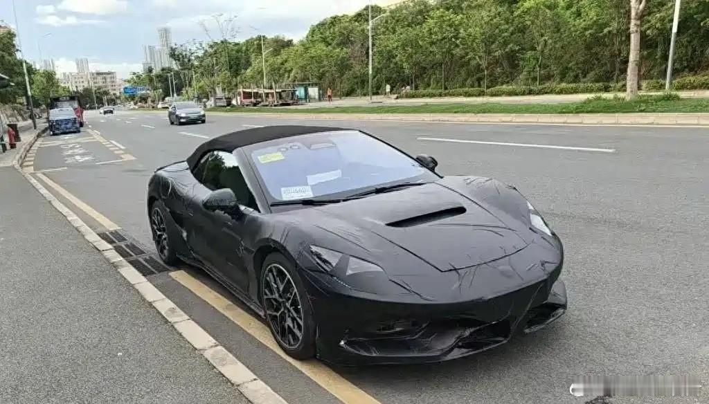比亚迪全新超跑腾势Z曝光7月28日，博主分享了一组“腾势Z”的实车伪装谍照。汽场