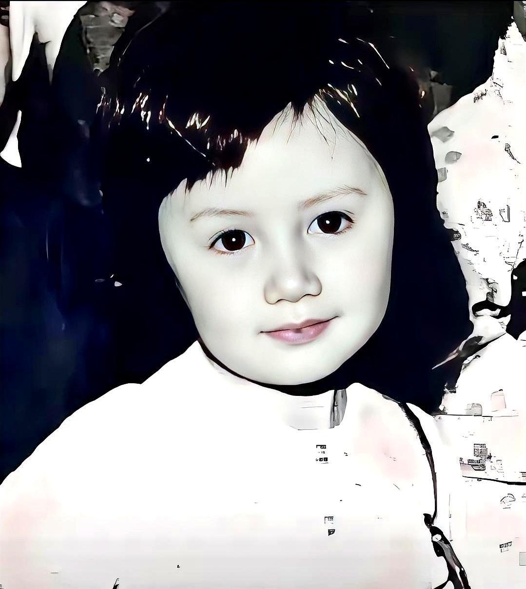 就凭这张照片里的小女孩，单眼皮，穿着还有点土气的碎花上衣，谁能想到她后来能火遍全