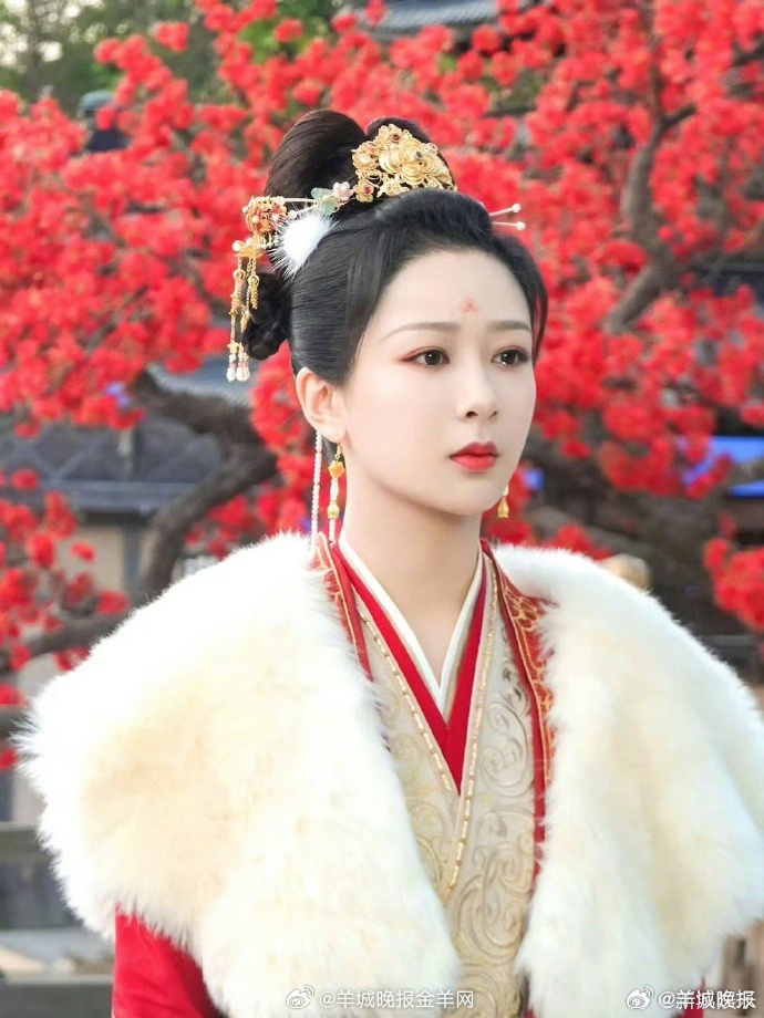 【女星毛领斗篷造型盘点，你被谁美到了？】华贵、清冷、温柔、霸气，一件斗篷上身，气