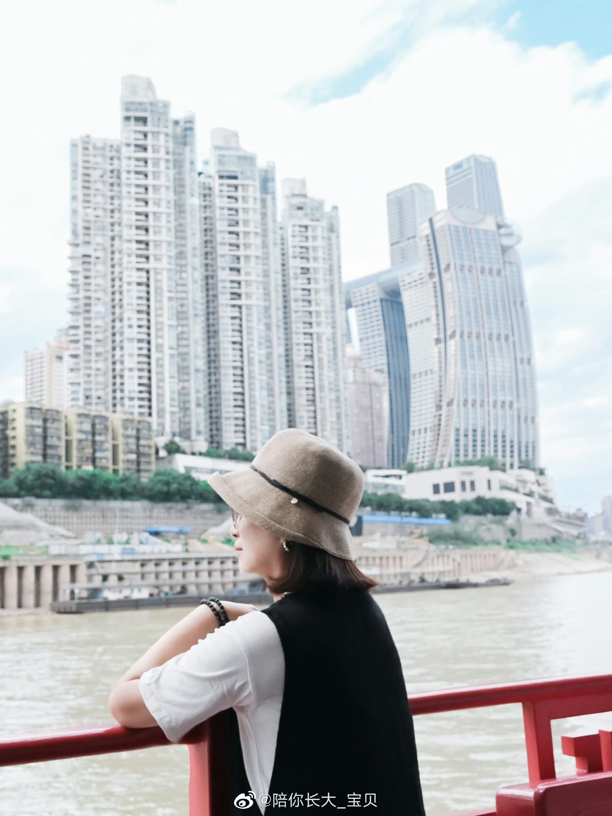 现在车企董事长们可真是越来越接地气了，从现场的欢呼就能看出来一台中大型纯电SUV