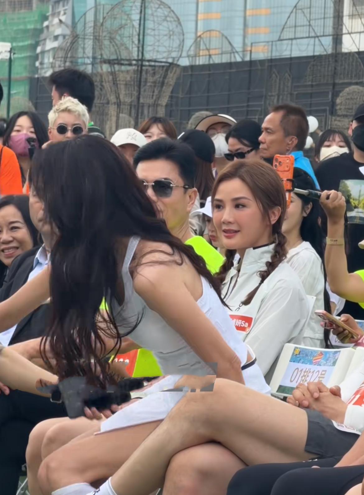 林志玲吐舌头好调皮啊，蔡卓妍的表情有点“亮”。
林志玲自从嫁给黑泽良平并诞下儿子