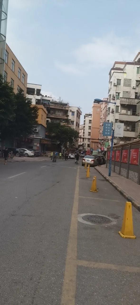 现在没有封控的，去上班太难了，怎么样也赶不上做核酸那个点，等你下班他们也下班了