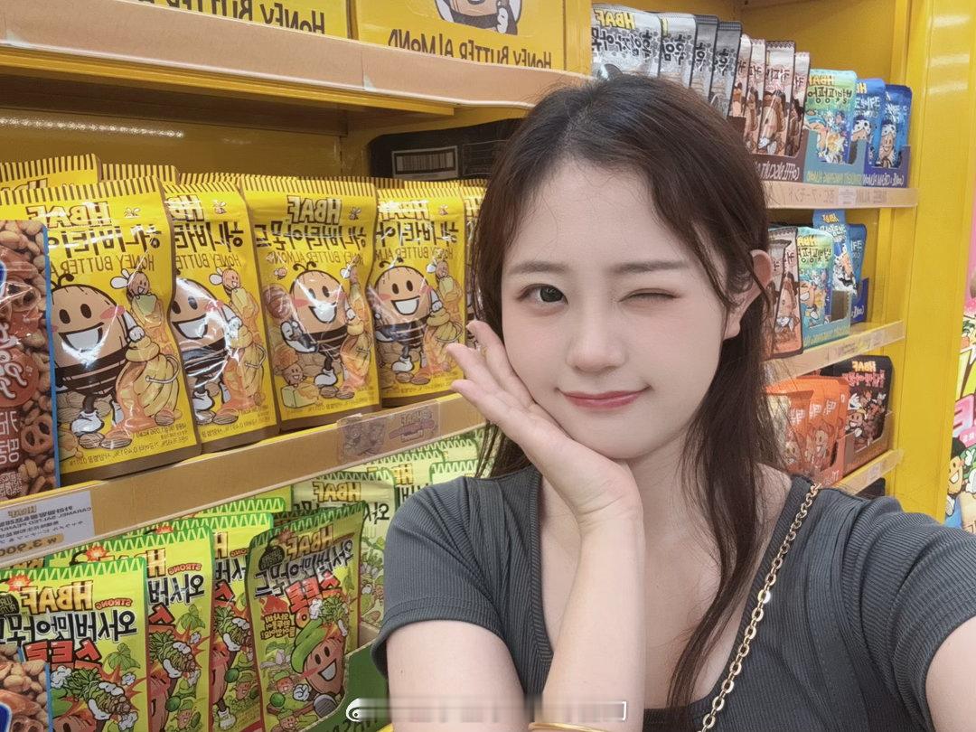韩国回来就一直看染发剂，又想染发了就想染一点特别夸张的，一看就妈见打的颜色…比如