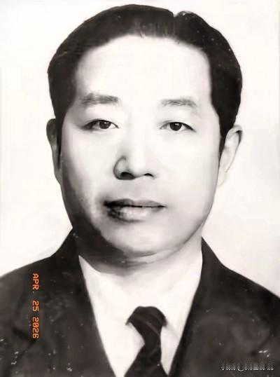 1945年，日本投降后，日军少将决定将10万支步枪、数百万发子弹交给一个地下党员