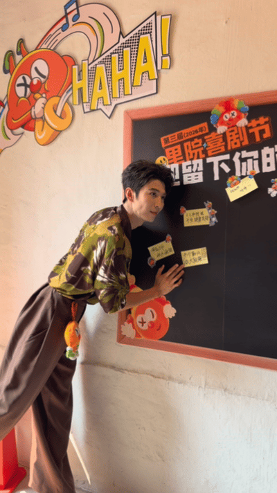 在里院转角偶遇赵小童 青岛小哥回家啦！在里院的转角邂逅赵小童，耐心和游客聊天，提
