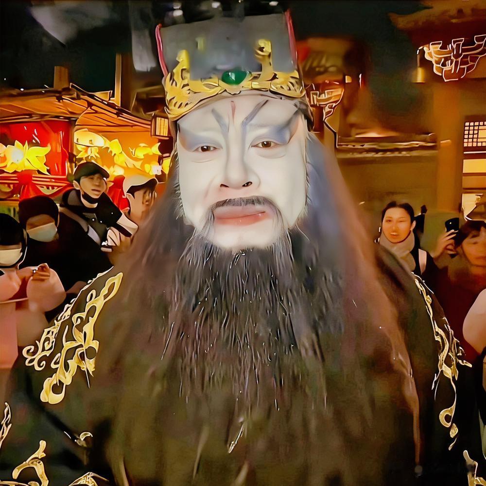 阎王爷用最凶的面容，说出了最治愈的话。

一位女生在夜游，对着“阎王爷”带着哭腔