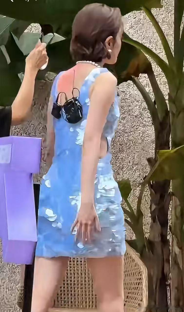 唐艺昕背上贴膏药不想睡的星期五官宣预告唐艺昕看着后背上的膏药，可想而知录制有多劳