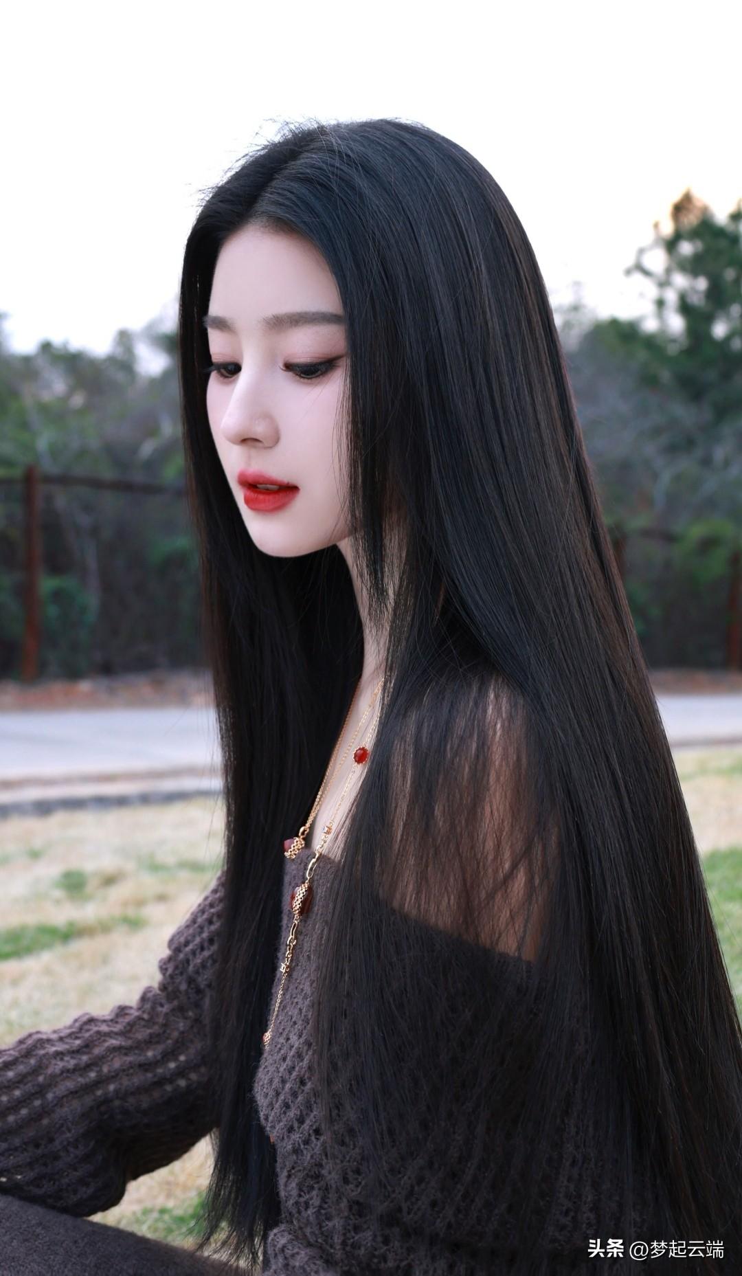 沉静的午后，黑发红唇的少女，静谧如画。