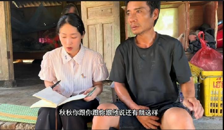 秋秋娘家的养殖场鸡棚被台风刮翻了，损失了十多只鸡，丈母娘和老丈人非常的心疼，小松