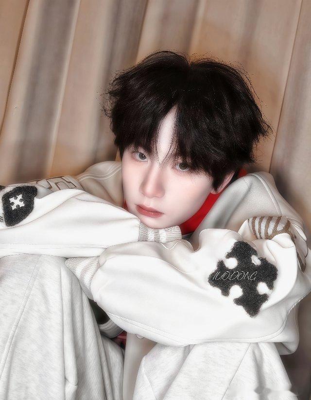 李煜东❤️李煜东 🤍 修图★产出        之『红与白的留白』🚫去水印二