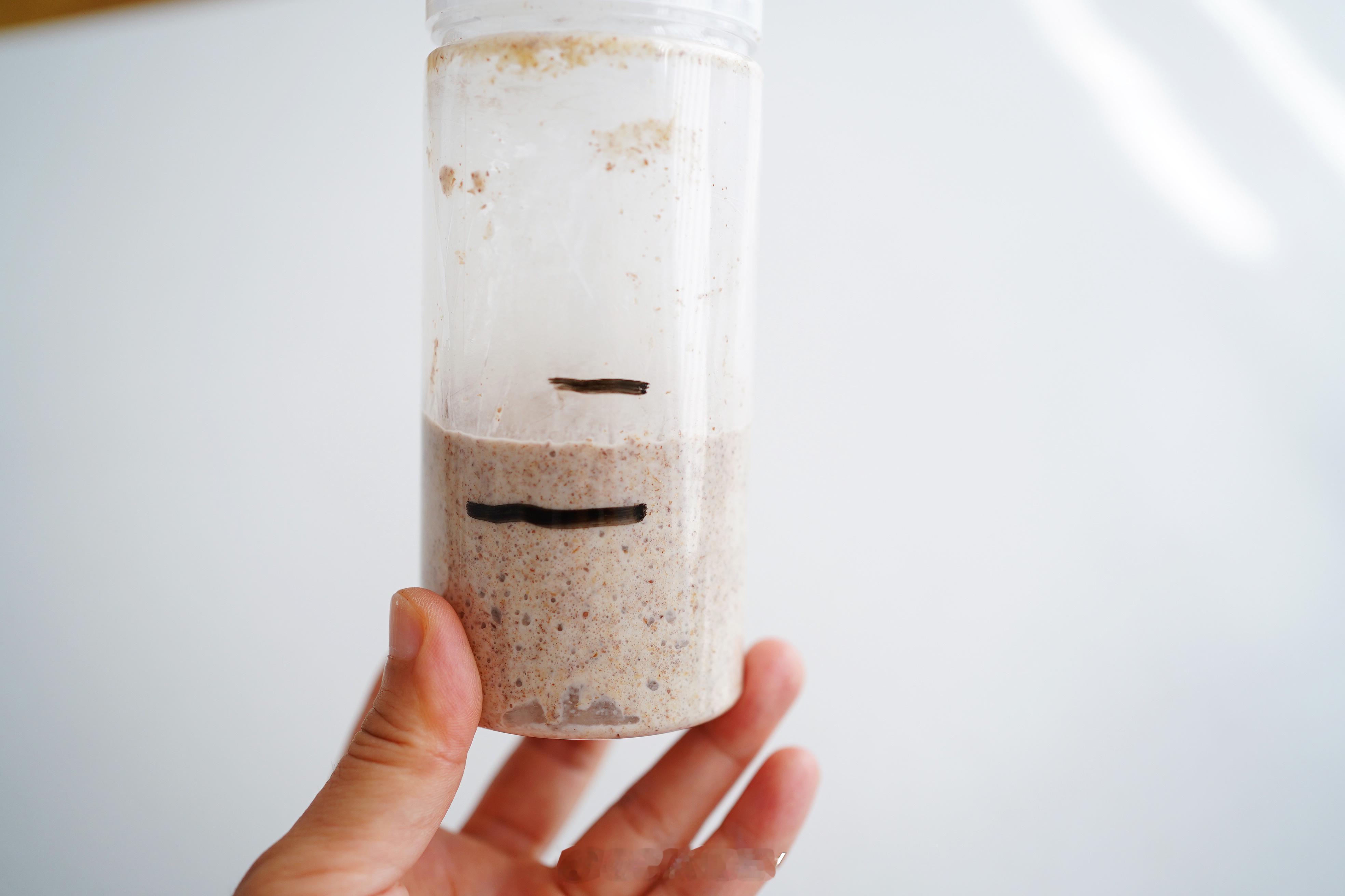 虽然说白面粉、普通全麦粉都可以养酵种，没有添加、无漂白，都是天然酵母喜欢的食物，