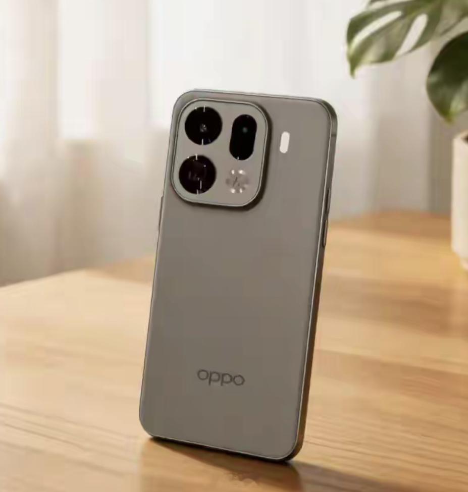OPPO Find X9最近价格降得挺狠，毕竟标准版都四千多了，很多人会纠结要不