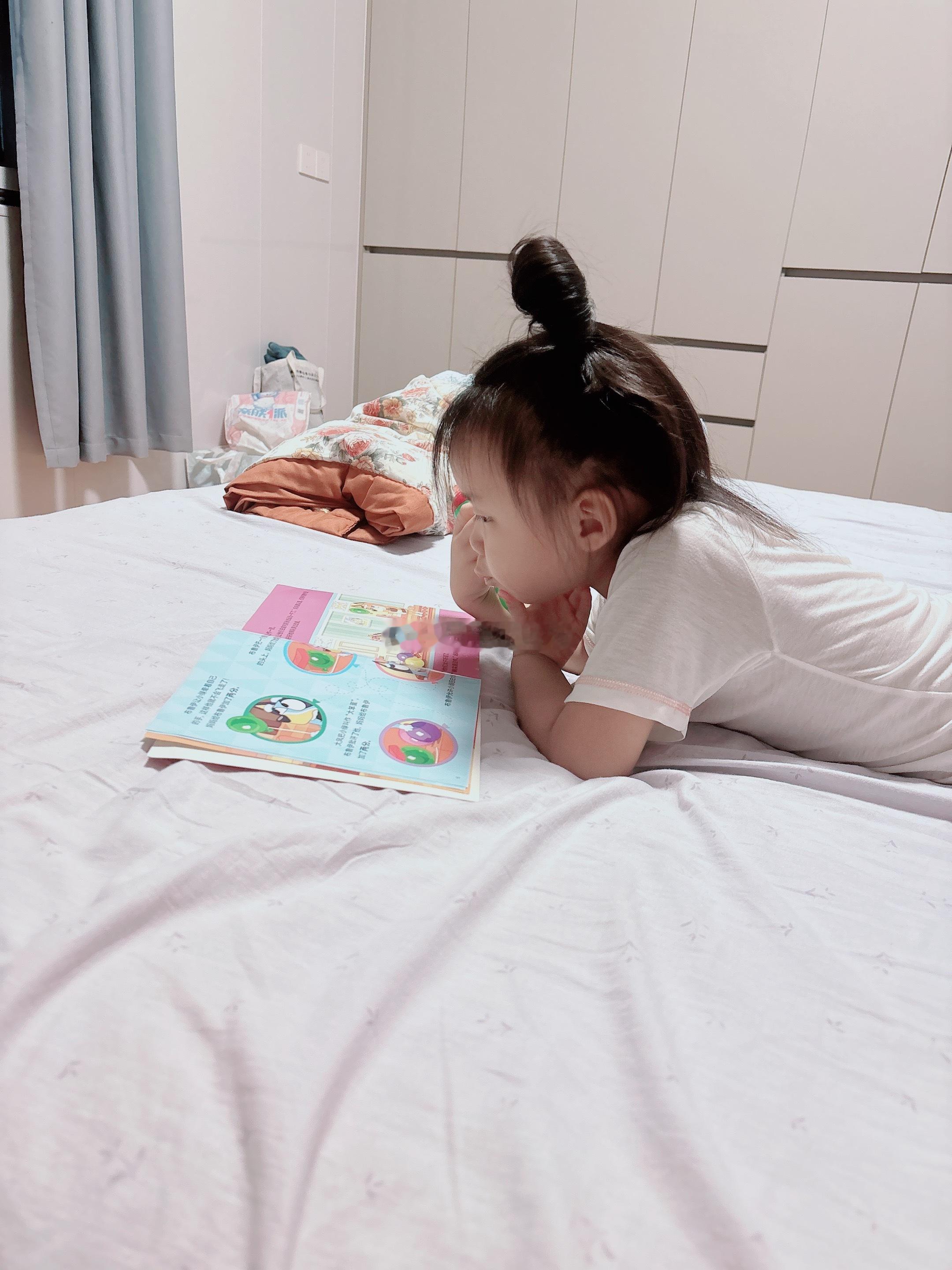 👧🏻无论在哪，小朋友每天都有坚持阅读哦‼️因为不管是我们自己家还是外婆家，就