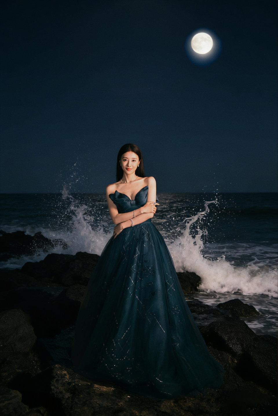 月光下的浪漫海浪，优雅蓝裙与海浪共舞曹斐然！