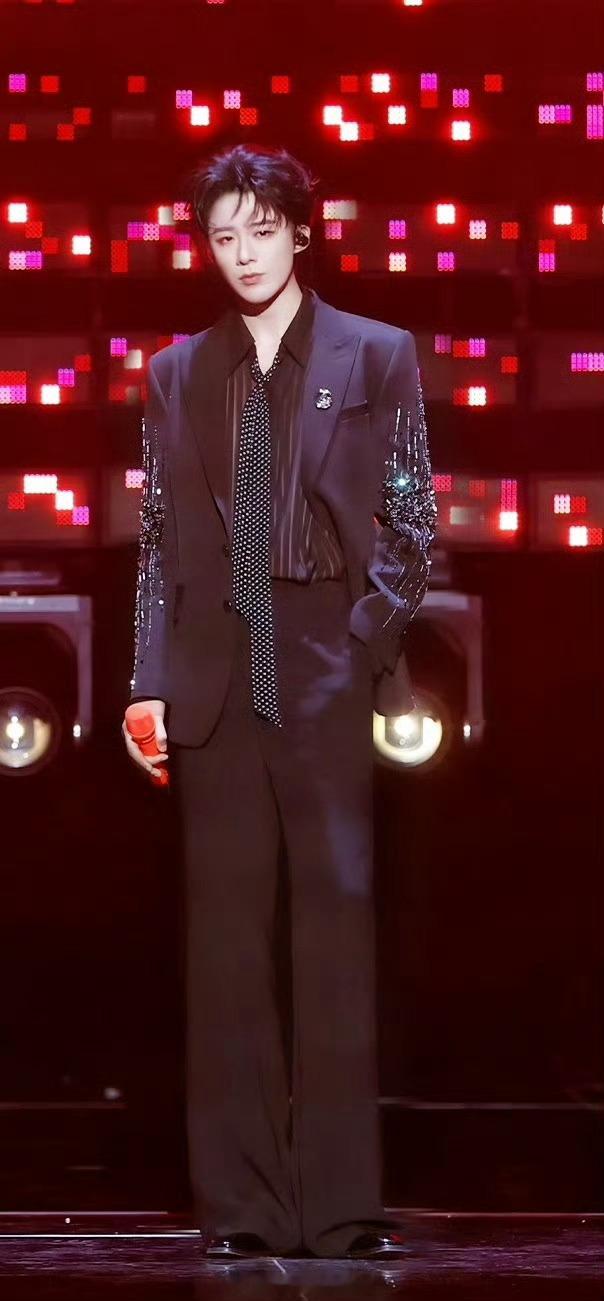 摩登兄弟2025最燃音乐现场TOP10｜2025国产剧人气TOP10红幕光影作衬