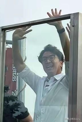 台北市长参选人沈伯洋陪同庄竞程扫街，座车加装防弹玻璃，这厮受访时竟称是担心大陆“