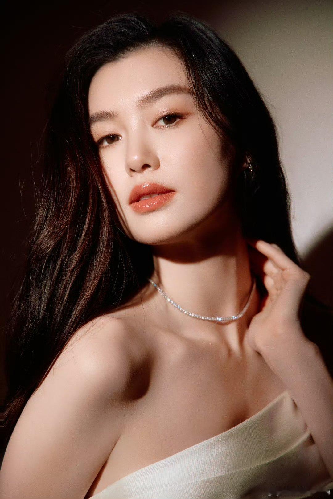 哈哈，陈瑜这收工的样子，活脱脱像个把舞台“精彩瞬间”打包带走的小打包员，抱着那看