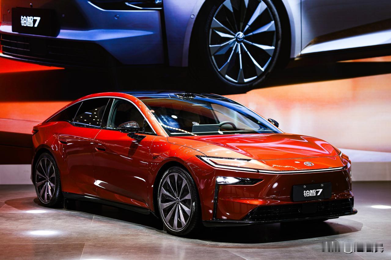 广汽丰田又在亮肌肉了！
广汽丰田2025年全年销量772668辆，其中，仅铂智3