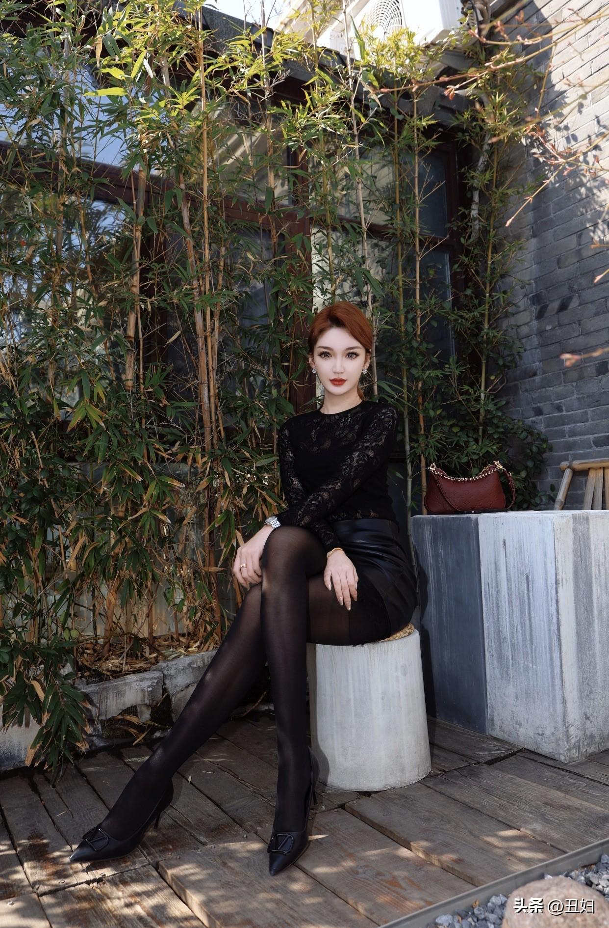 在生活中，她们爱阅读、看展览，提升自己的精神世界。闲暇时，会泡一杯茶，安静地读一