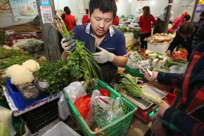 大家有没有发现现在有一个现象
男人们出去按摩店随随便便消费个一千八百的。但是要让