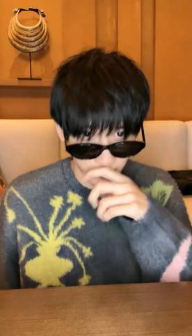 余宇涵吃播 又是余宇涵的吃播时间啦！今天他的直播真的是超级放松，看着他边吃边和粉