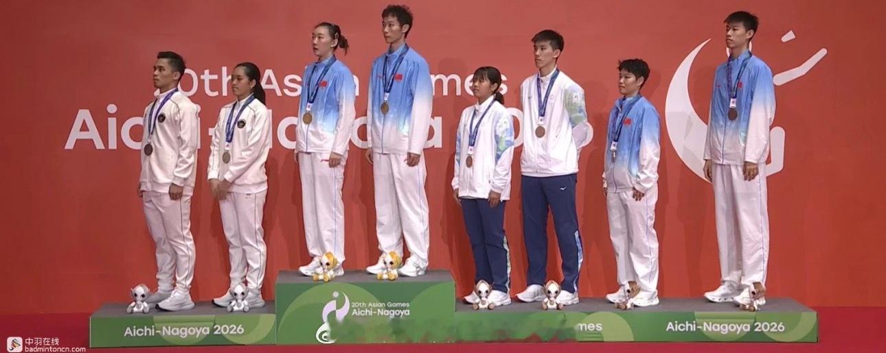 恭喜魏雅欣、蒋振邦捍卫国羽混双荣耀！第一局雅邦组合略显手紧，进攻上失误也有些着急
