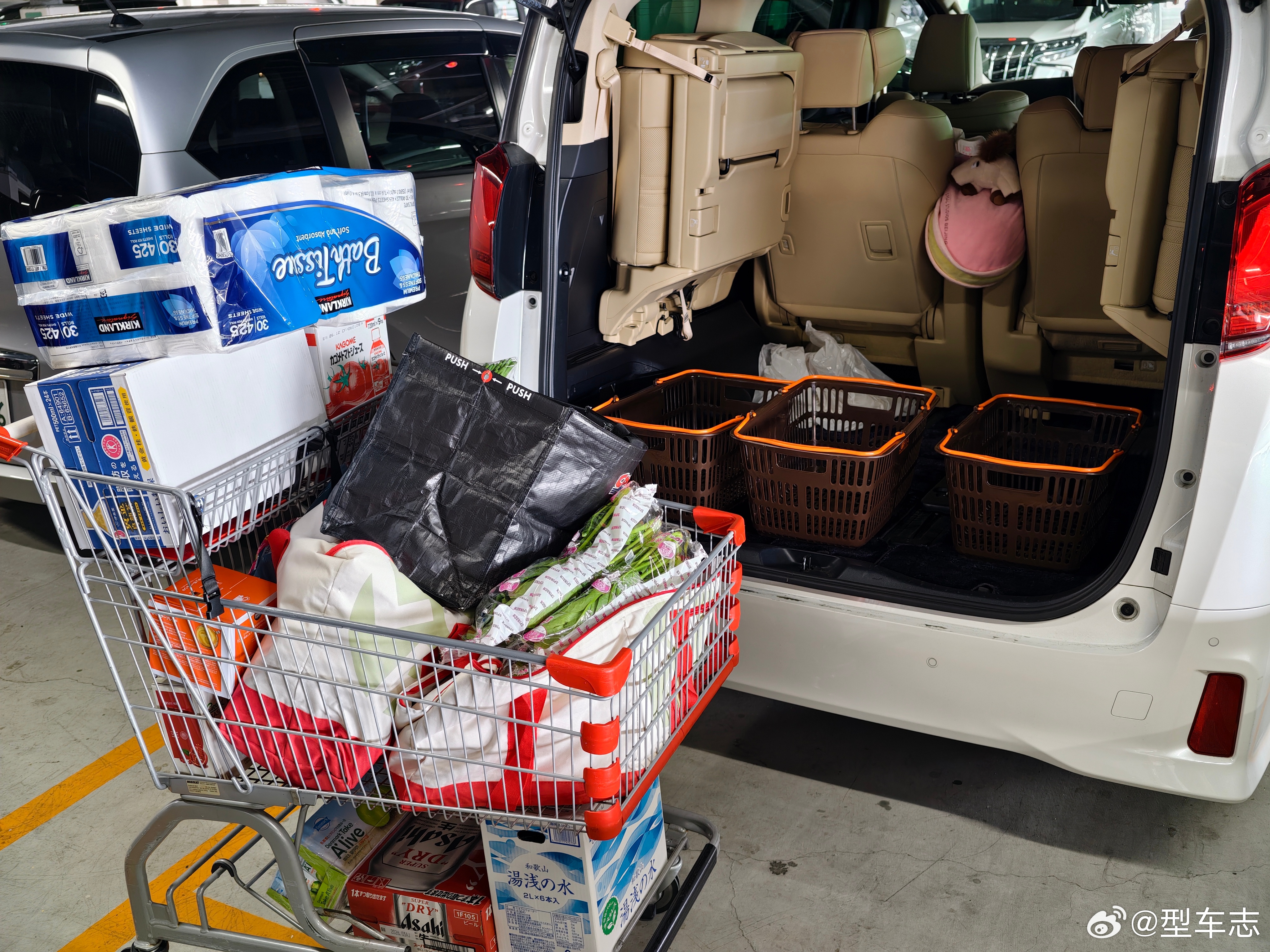 来美国大超市补点货，买了满满一车东西 结果往车里一放，后备箱跟没装一样。大五座虽