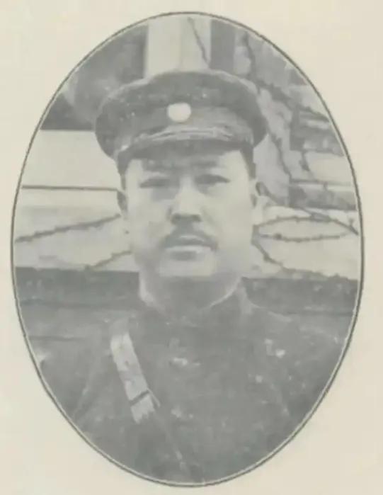 那位平时养尊处优的陈调元，倒没像旁人那般脸色煞白。他裹着件灰布棉袍，缩在角落里，