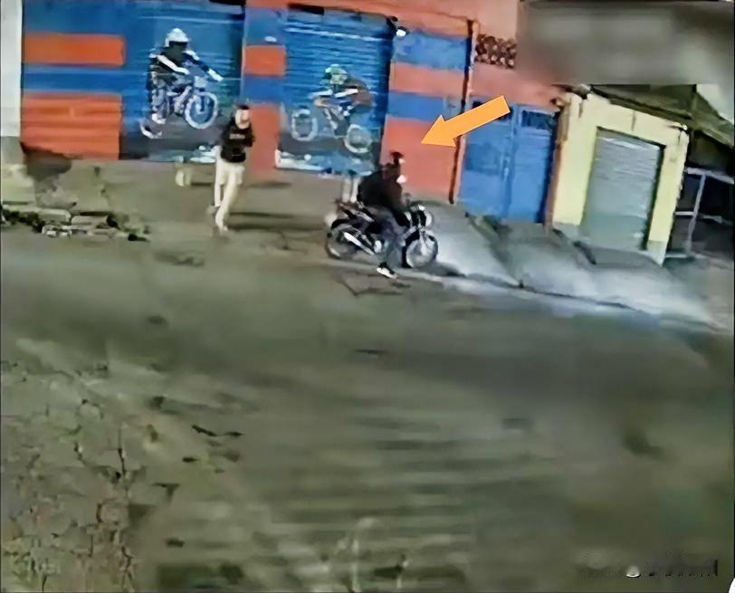 这劫匪太胆大了，连警察都敢抢，后果可想而知。巴西街头，一带着头盔的劫匪骑着摩托，