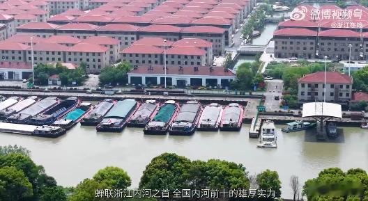 有请港航人 常年驻守江边码头，跟着潮汐变换调整作业安排，酷暑暴晒、寒风淋雨都是工