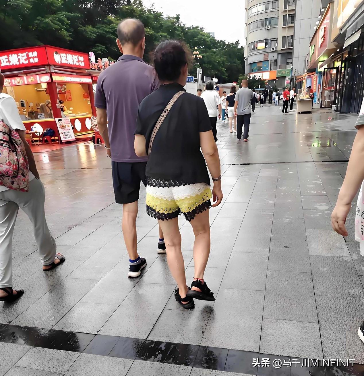 下班路上撞见个七八十岁的阿姨，直接给我看愣了
她那条短裤太吸睛，三层不同颜色的花