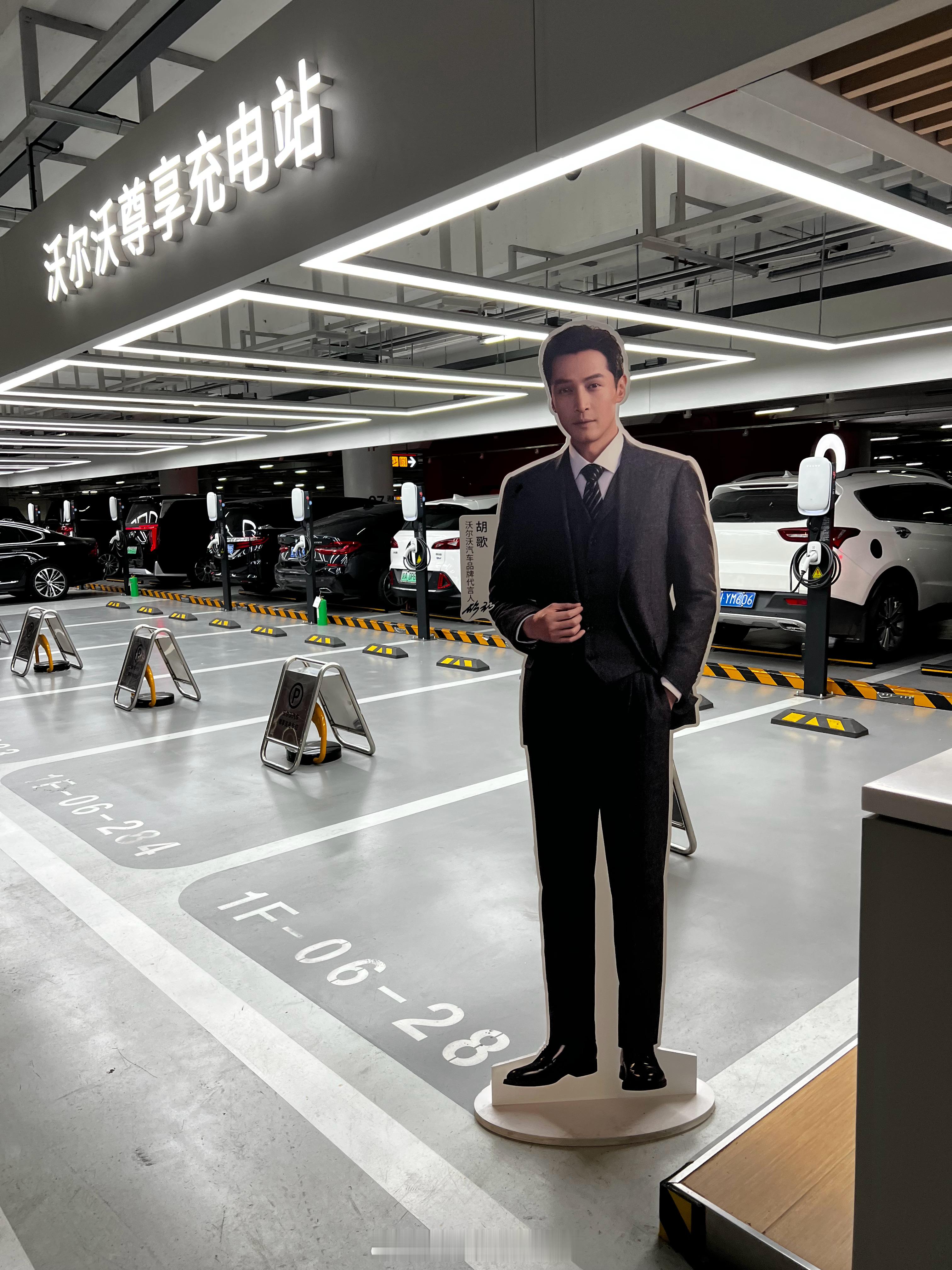 刚下飞机，在机场见到胡歌了！！！他站在这里，吓了我一大跳胡歌  ​​​