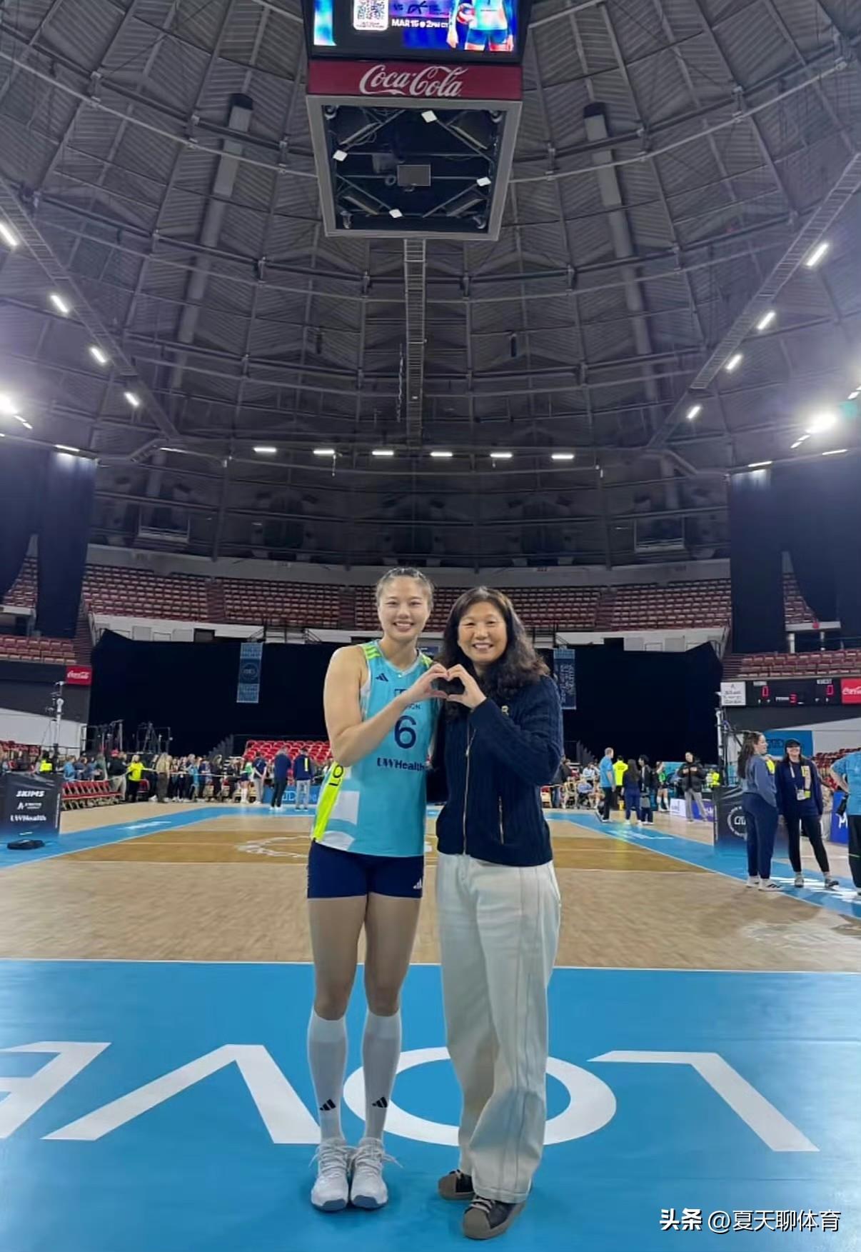 龚翔宇在美国联赛打球可真幸福！妈妈飞往✈️美国陪小宇打球，跟小宇的队友也成了朋友