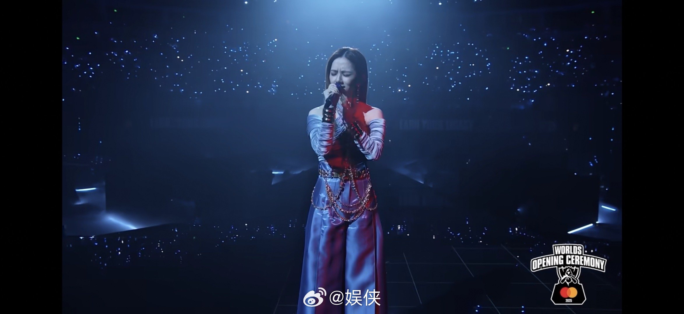 2025英雄联盟全球总决赛邓紫棋赛后发文：“代表中国站上这个舞台，压力山大。但活