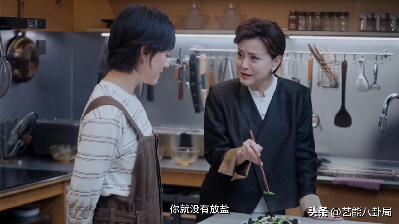 孙俪炒了一盘鸡头米，杨澜尝了一口很惊讶：“你就没有放盐？”
12月21日，杨澜专