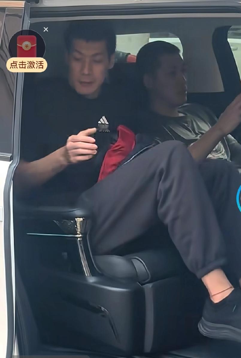 任骏飞回宏远俱乐部，陪同的是任骏威，大家别混淆行吗？

任骏飞上赛季是宏远助教，