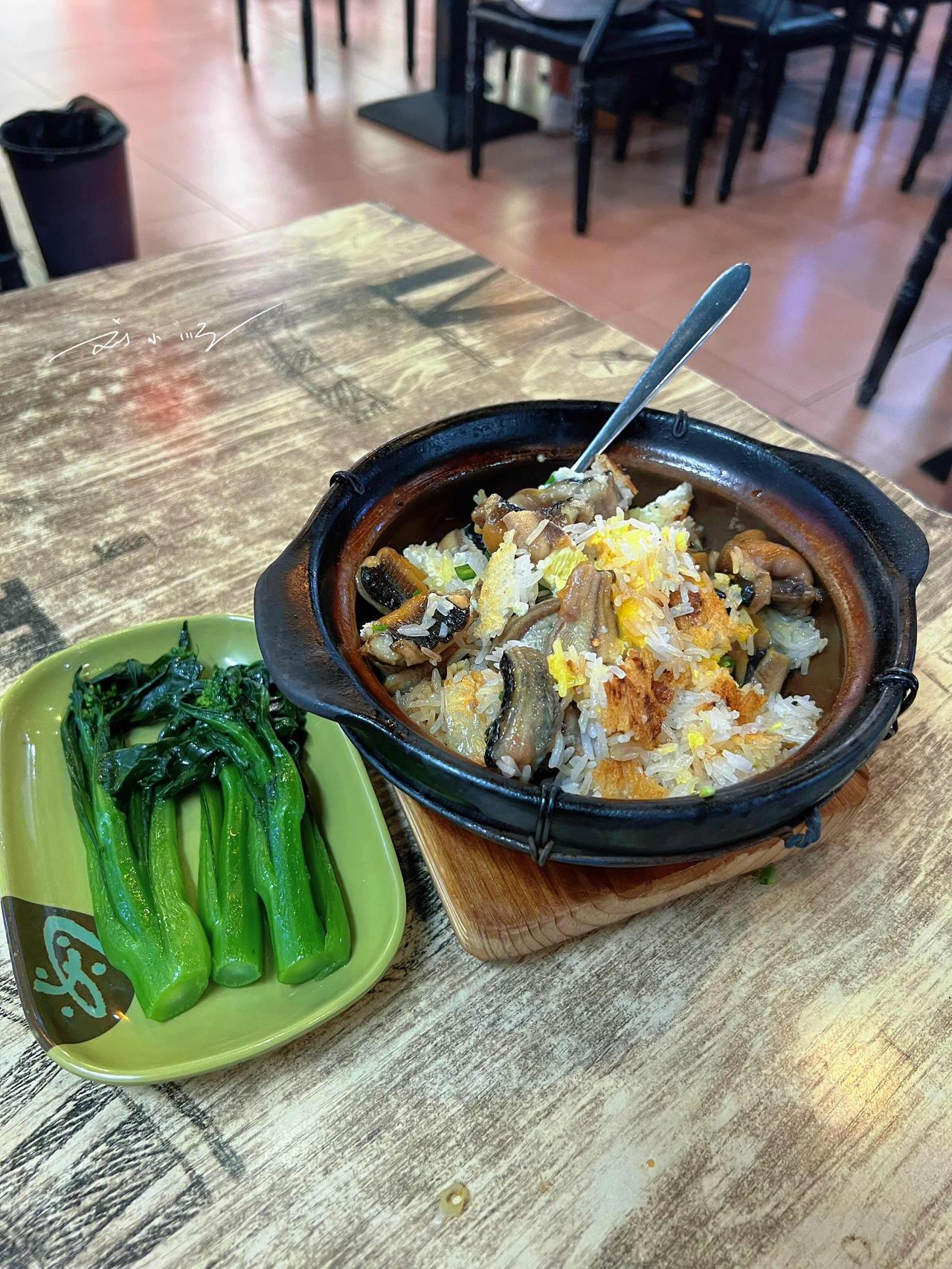 今天来顺德老城区办事，顺便尝了尝这里一家藏在深街老巷的“网红”煲仔饭，这出品一端