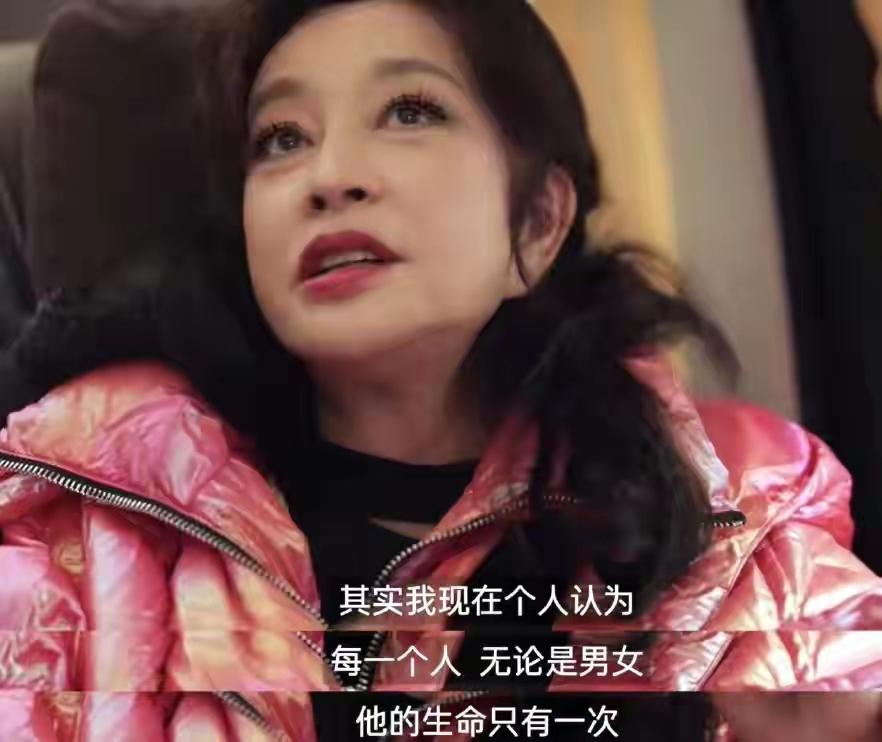 刘晓庆这话说的一点没错，特别是现在的男明星，不仅长得一样风格也相同，而且全部女性