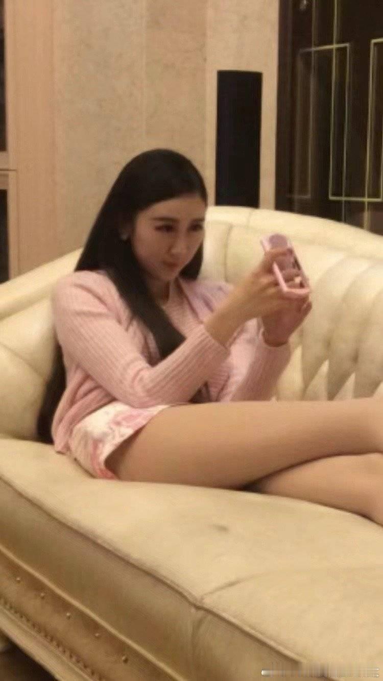 很多人说二妞妈太土了，一般般，算不上什么大美女但是在我看来，这张照片一看就是很多